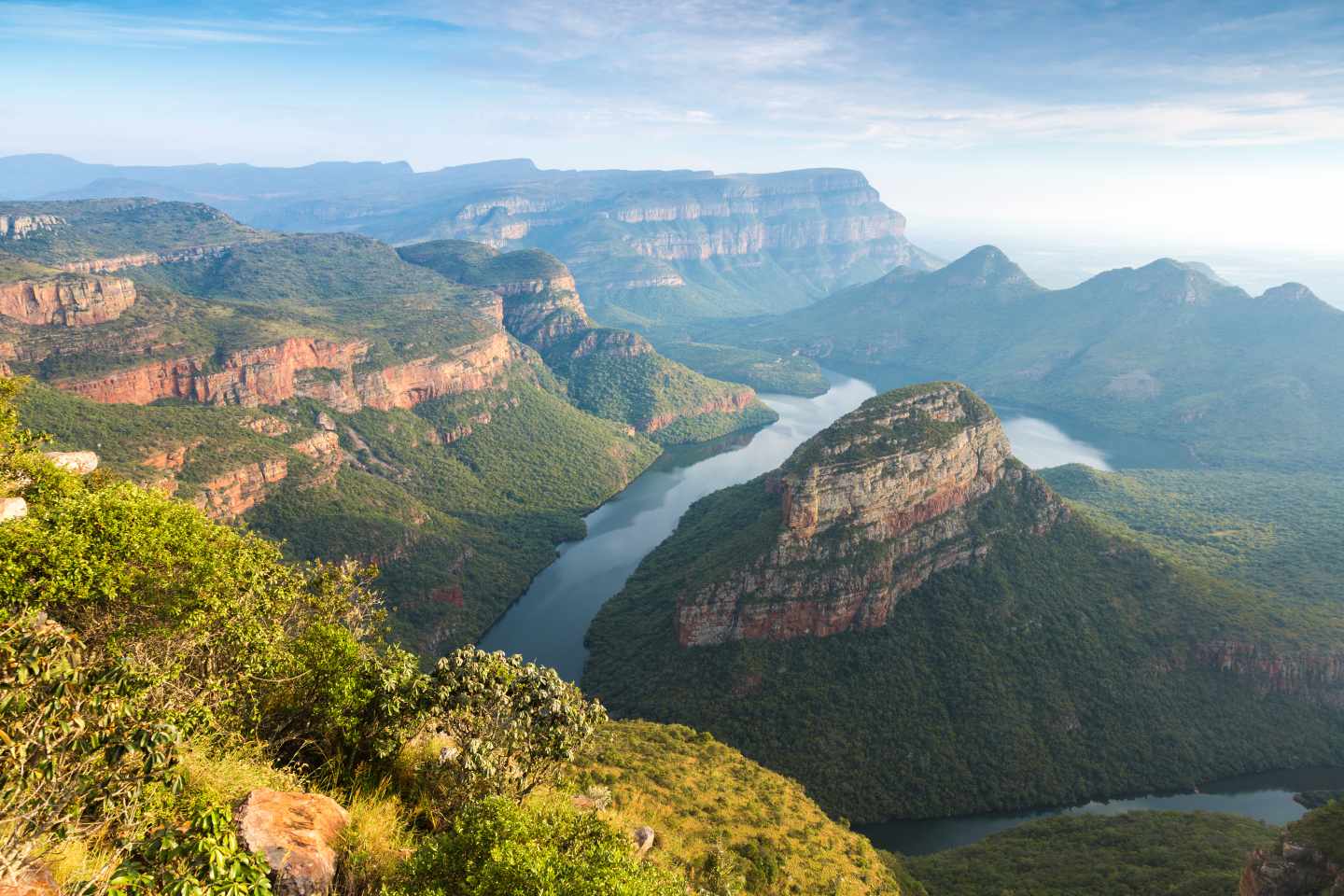 Blyde River Canyon mit Three Rondavels bewaldeten Berghängen und Stausee in Mpumalanga Südafrika