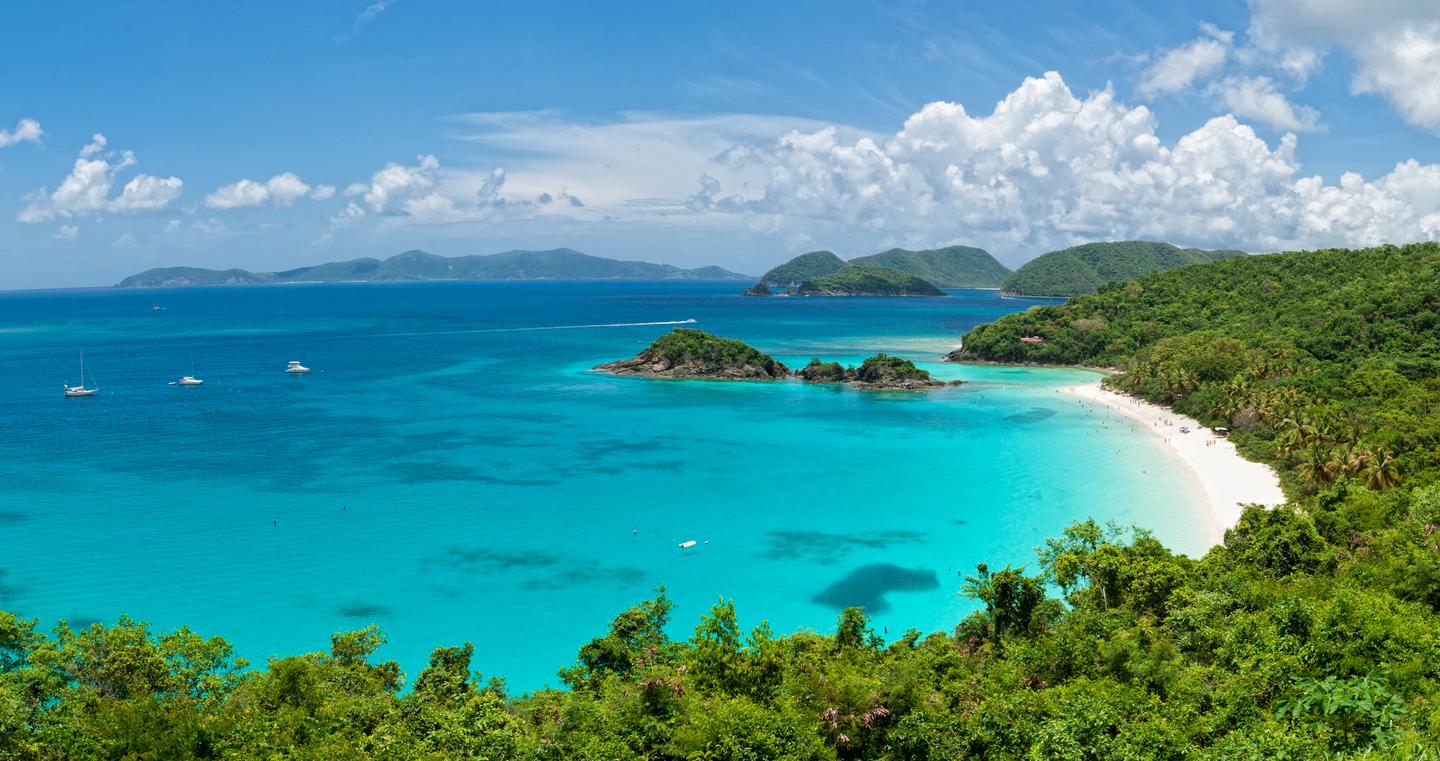 Bucht Trunk Bay mit dichter grüner Landschaft, Amerikanische Jungferninseln