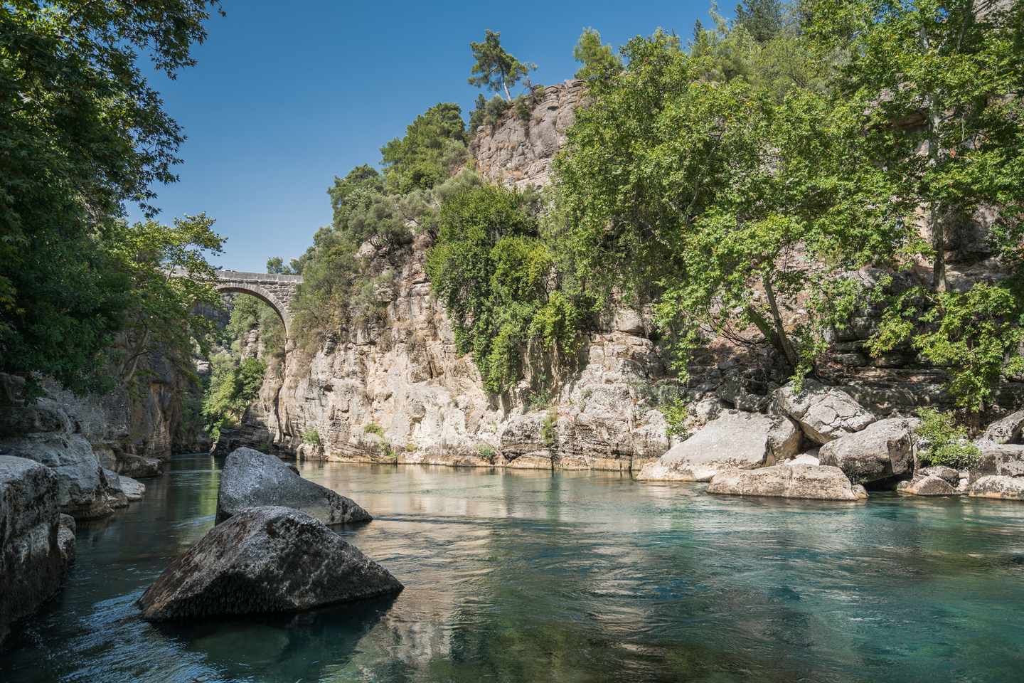 tuerkei-antalya-koepruelue-canyon-mit-bruecke-g-847208296.jpg