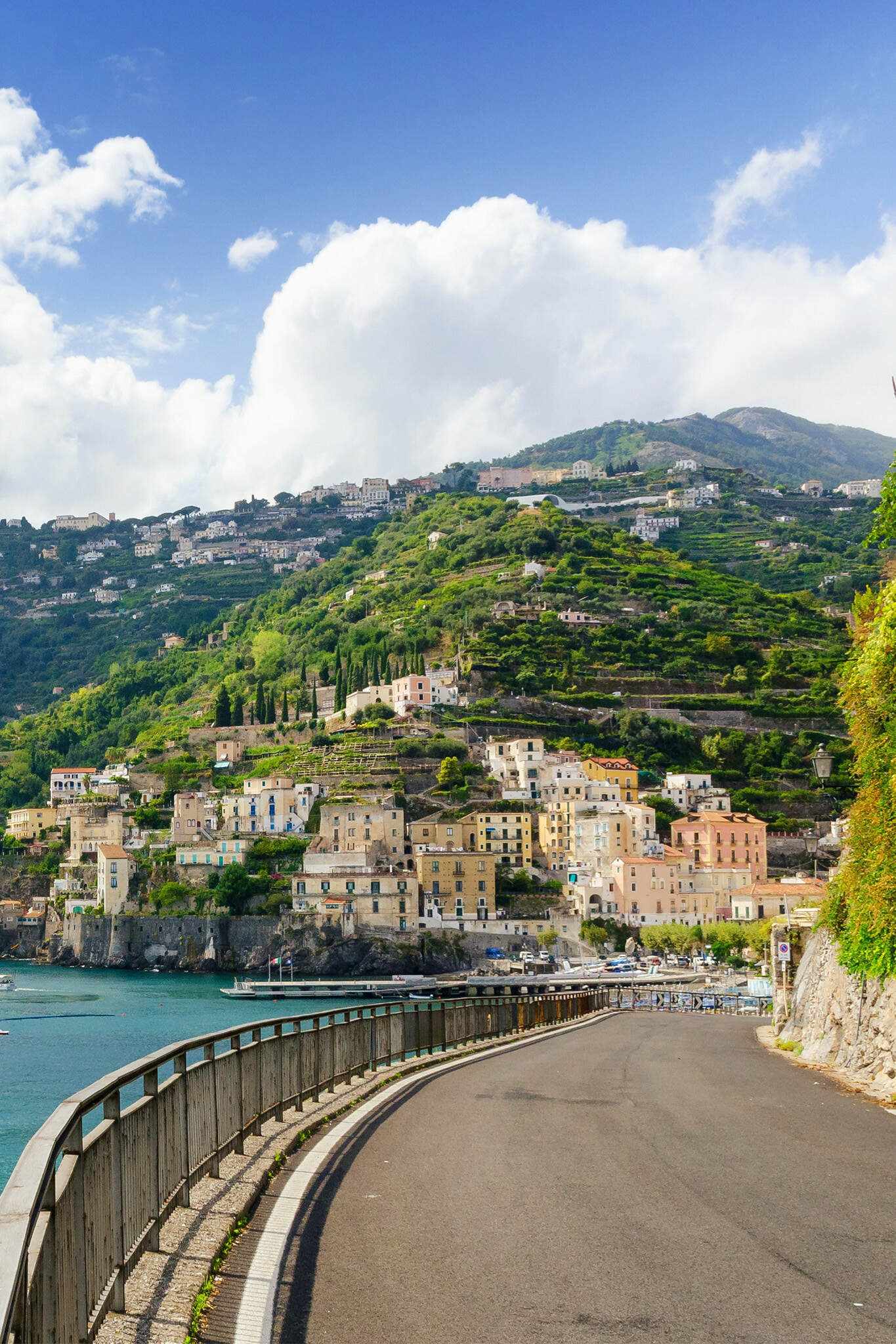 italien-hero-roadtrip-straße-auf-amalfi-kueste-mit-wunderschoenen-blick-auf-minori-dorf-kampanien-italien-g-870267980.jpg