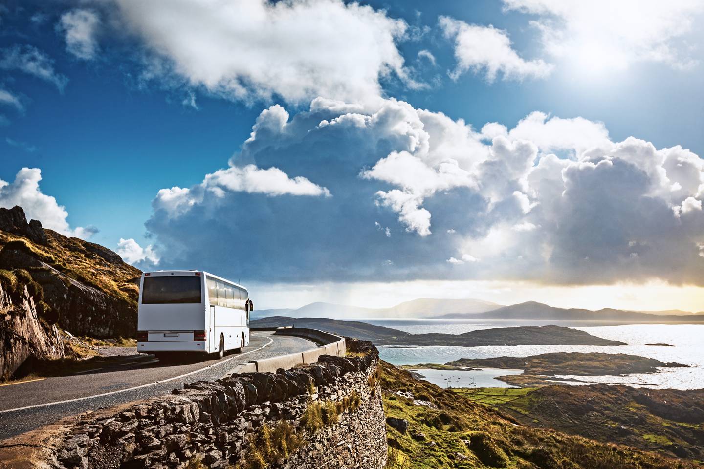 gruppenreisen-bus-auf-bergstrasse-am-ring-of-kerry-irland-g-1033669886.jpg