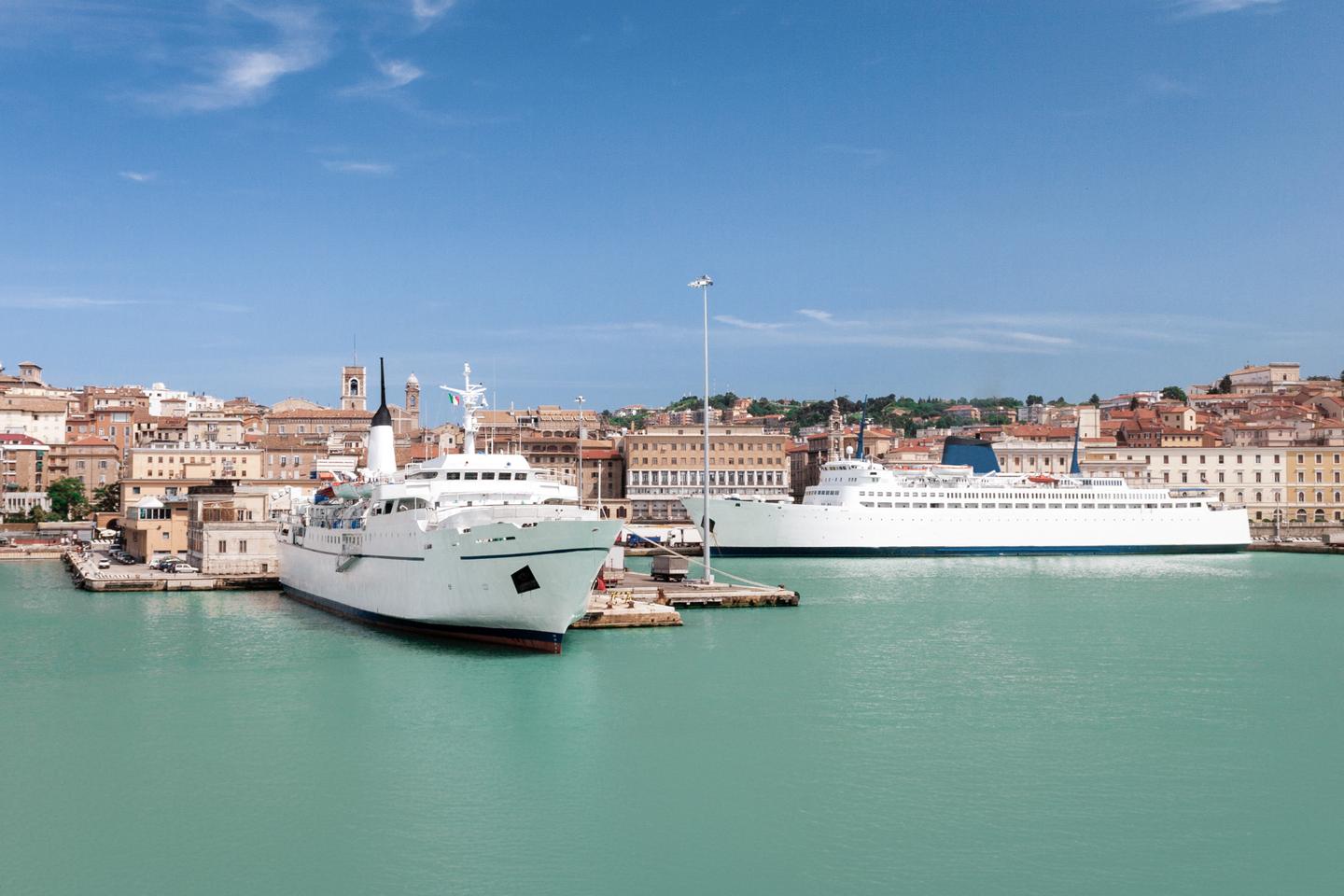 italien-adria-strand-ancona-hafen-faehre-schiff-g-1829992341.jpg
