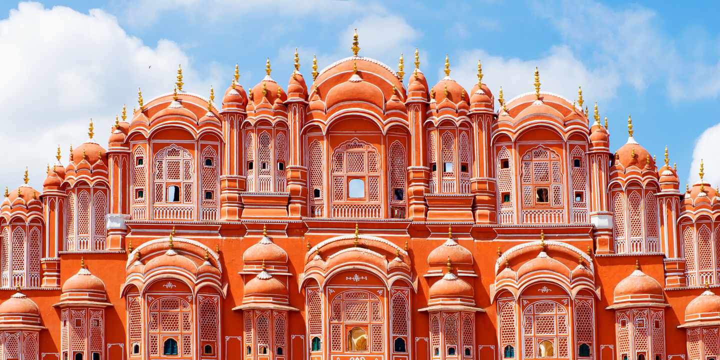 Blick auf die rot-orange Fassade des Palast der Winde in Jaipur