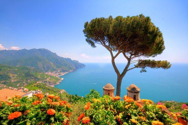 Pauschalreise buchen Blick auf eine Bucht in Italien