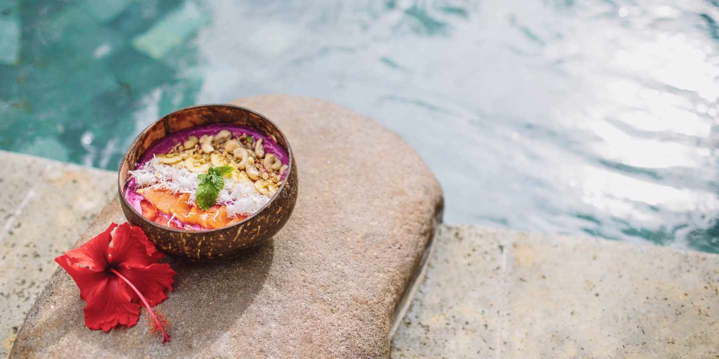 obst-bowl-und-pool-g-1146817112.jpg