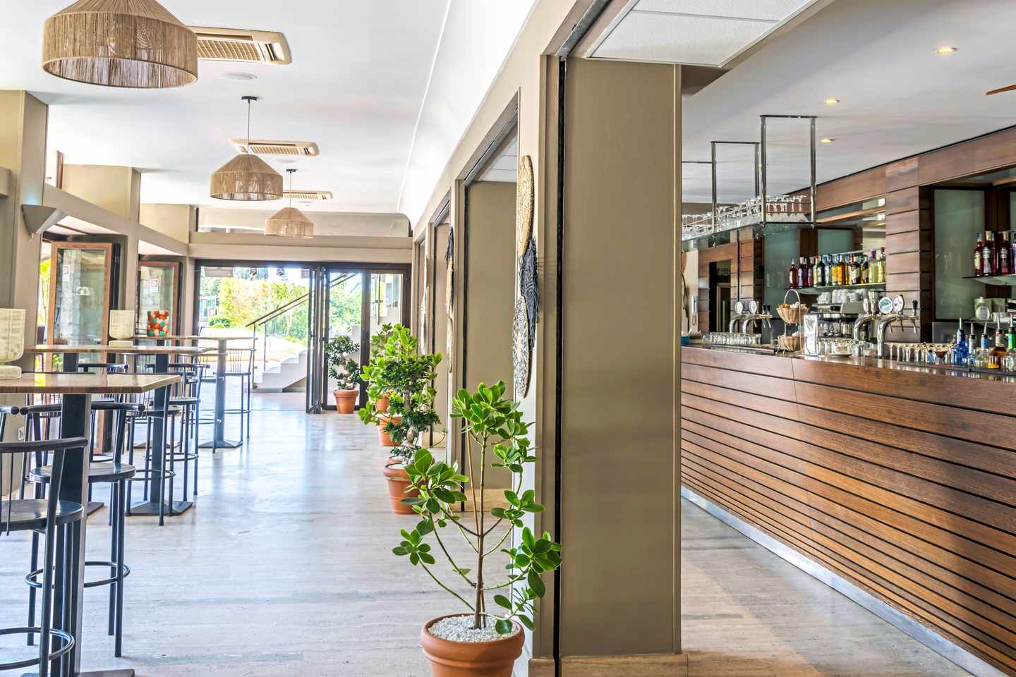 Loungebereich des Aldiana Rocca Nettuno mit Bar und Stühlen