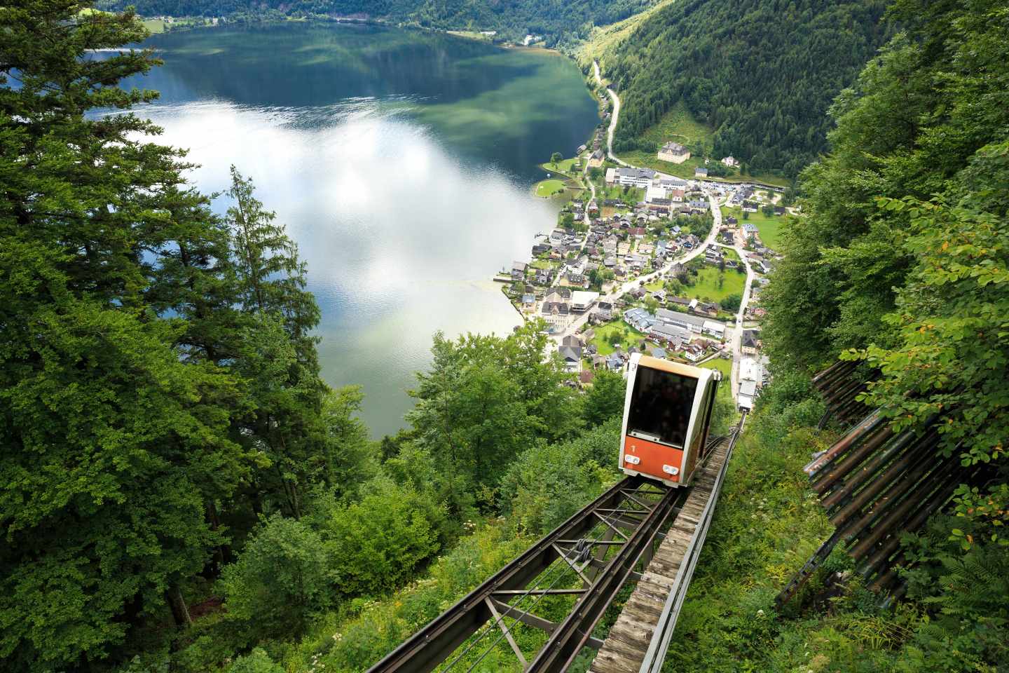 oesterreich-bahn-halstatt-salzbergwerk-g-1254229035.jpg