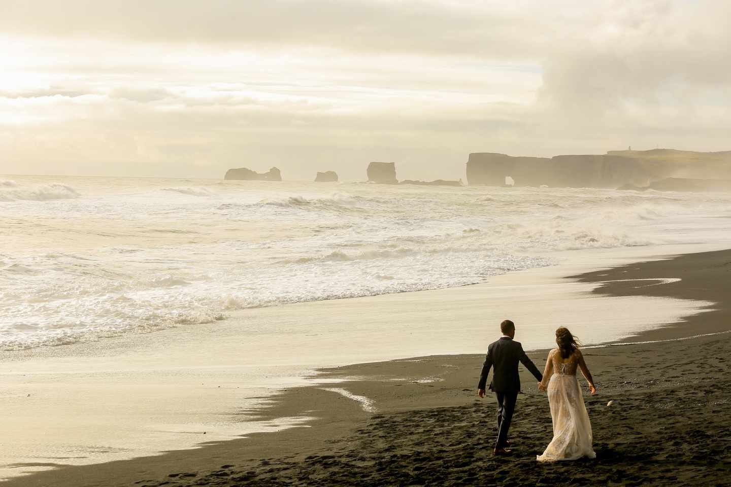 hochzeitspaar-am-strand-g-1138825280.jpg