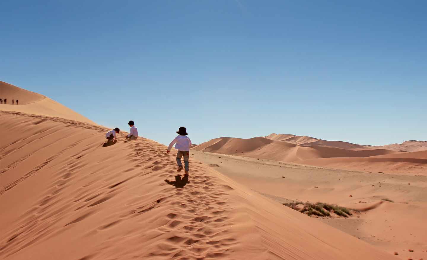 afrika-namibia-namib-sossusvlei-wueste-kinder-familie-g-493314356.jpg