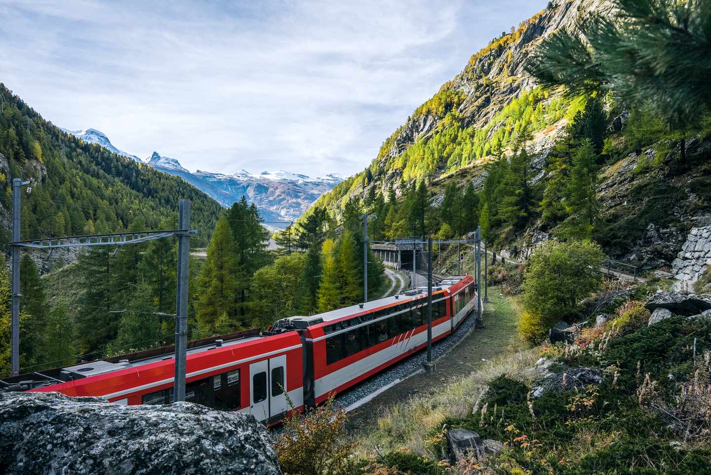 nachhaltigkeit-ein-zug-faehrt-durch-die-berglandschaft-in-der-schweiz-g-1365957887.jpg