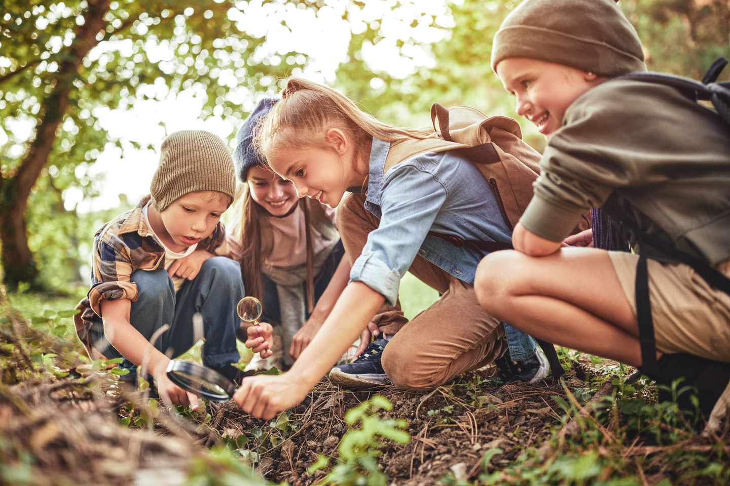 deutschland-wald-kinder-natur-entdecken-umweltbildung-lupe-outdoor-s-2029398614.jpg