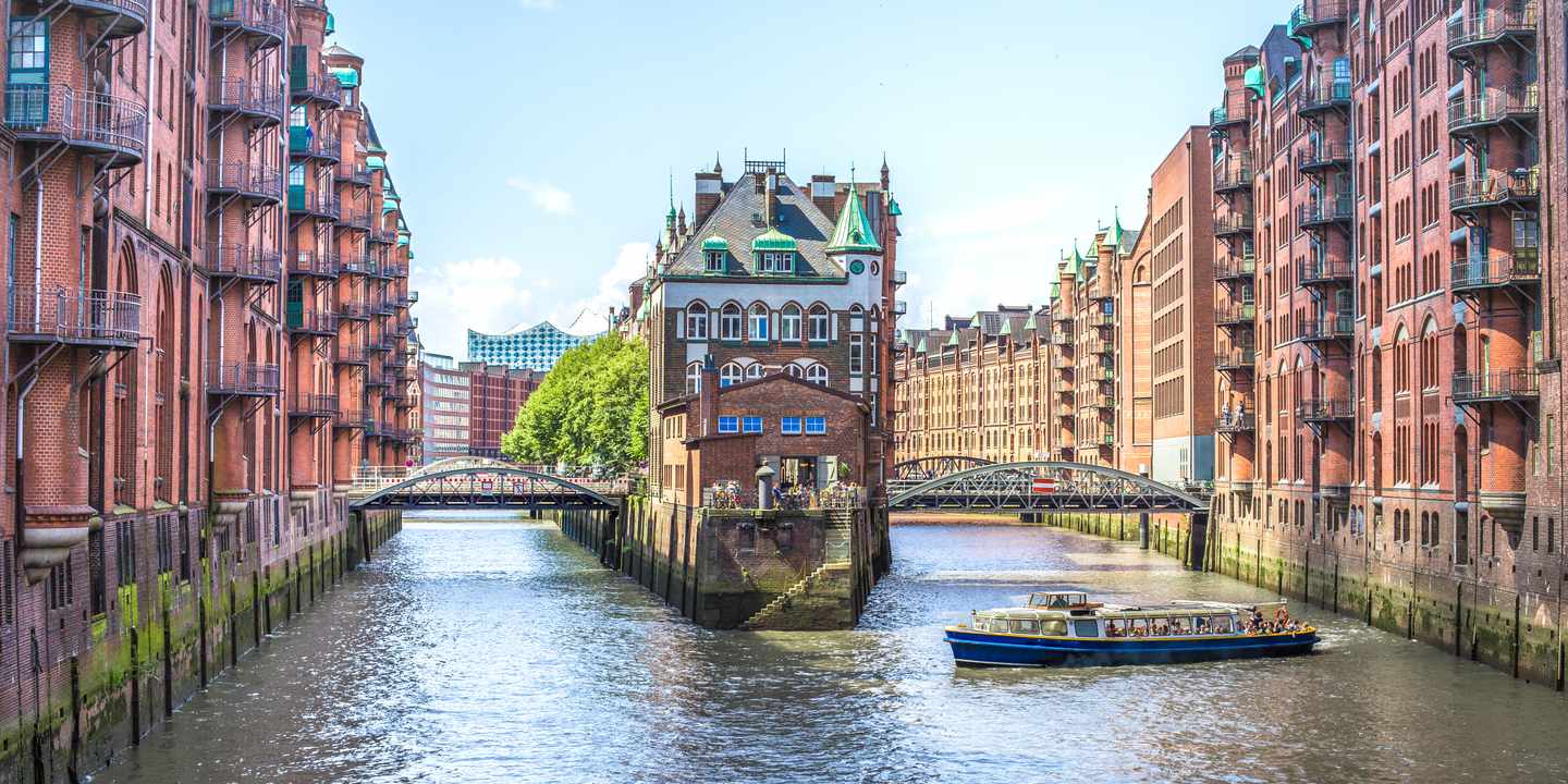 deutschland-hamburg-speicherstadt-wasserschloss-backstein-kanal-a-288186545.jpg