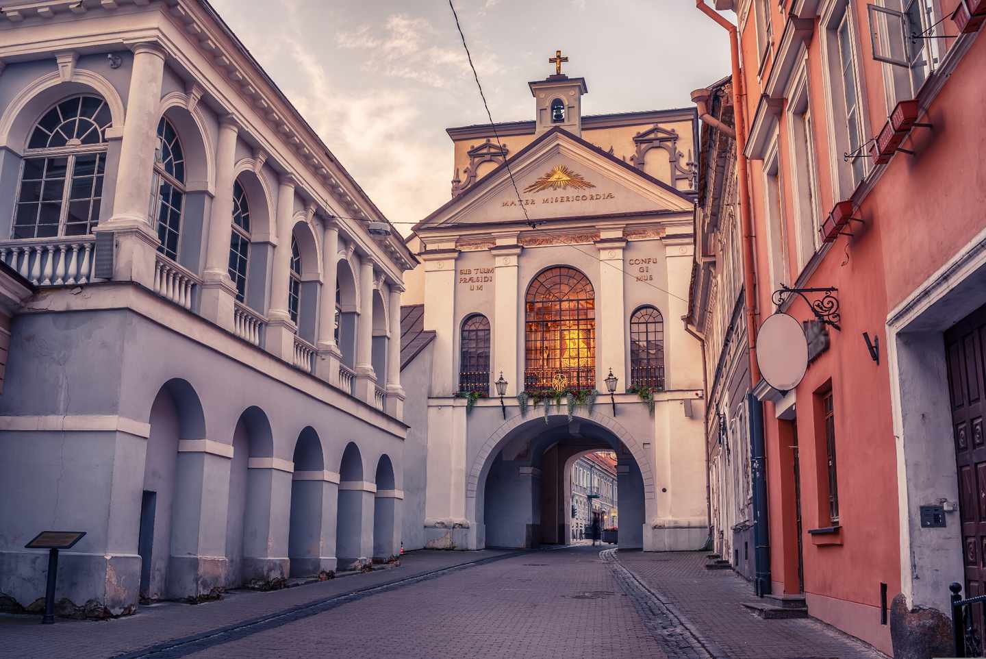 litauen-vilnius-tor-der-morgenröte-klein-g-836175504.jpg