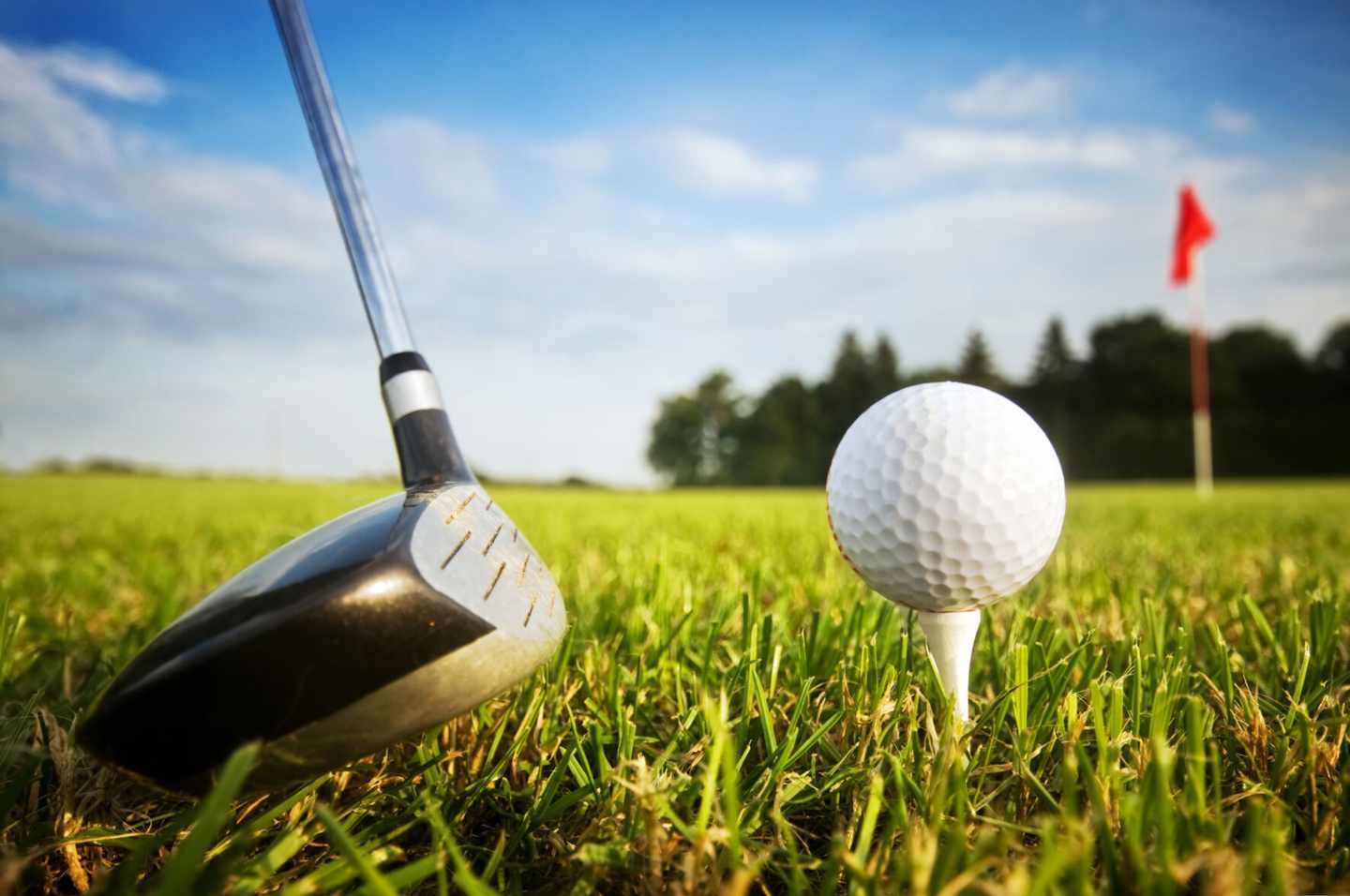 golfschlaeger-und-golfball-t-153753583.jpg