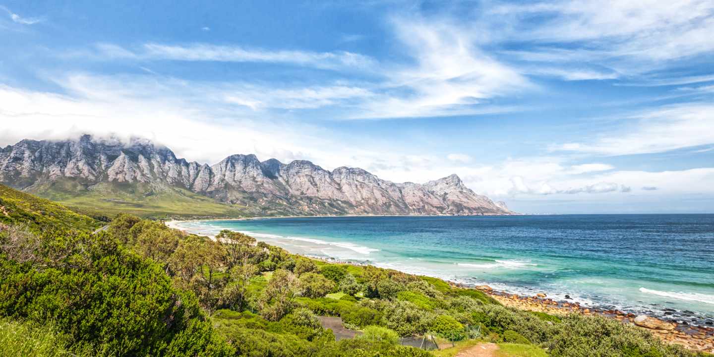 Bergkette an der Garden Route mit grüner Küstenlandschaft und Indischem Ozean in Südafrika