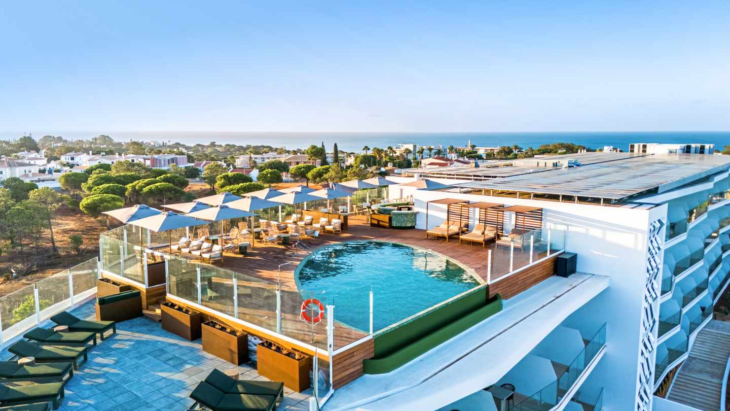 Rooftop-Pool der ananea Castelo Suites in Albufeira mit Sonnenterrasse und Blick über die Algarve bis zum Atlantik