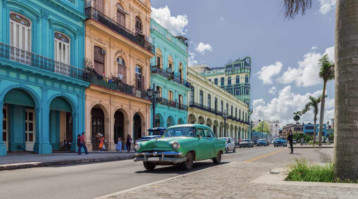 karibik-kuba-oldtimer-in-den-strassen-von-havanna-g-927077190.jpg