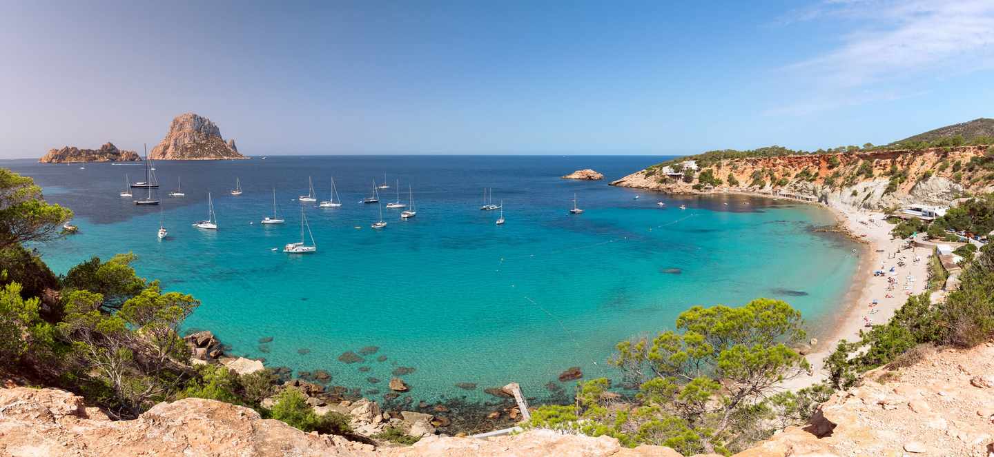 spanien-balearen-ibiza-cala-hort-strand-g-1267354321.jpg