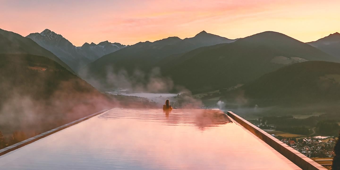 blt6702fa042e55969d-italien-suedtirol-junge-frau-entspannt-im-infinity-pool-mit-naturblick-in-dolomiten-g-1257533271.jpg italien-suedtirol-junge-frau-entspannt-im-infinity-pool-mit-naturblick-in-dolomiten-g-1257533271.jpg