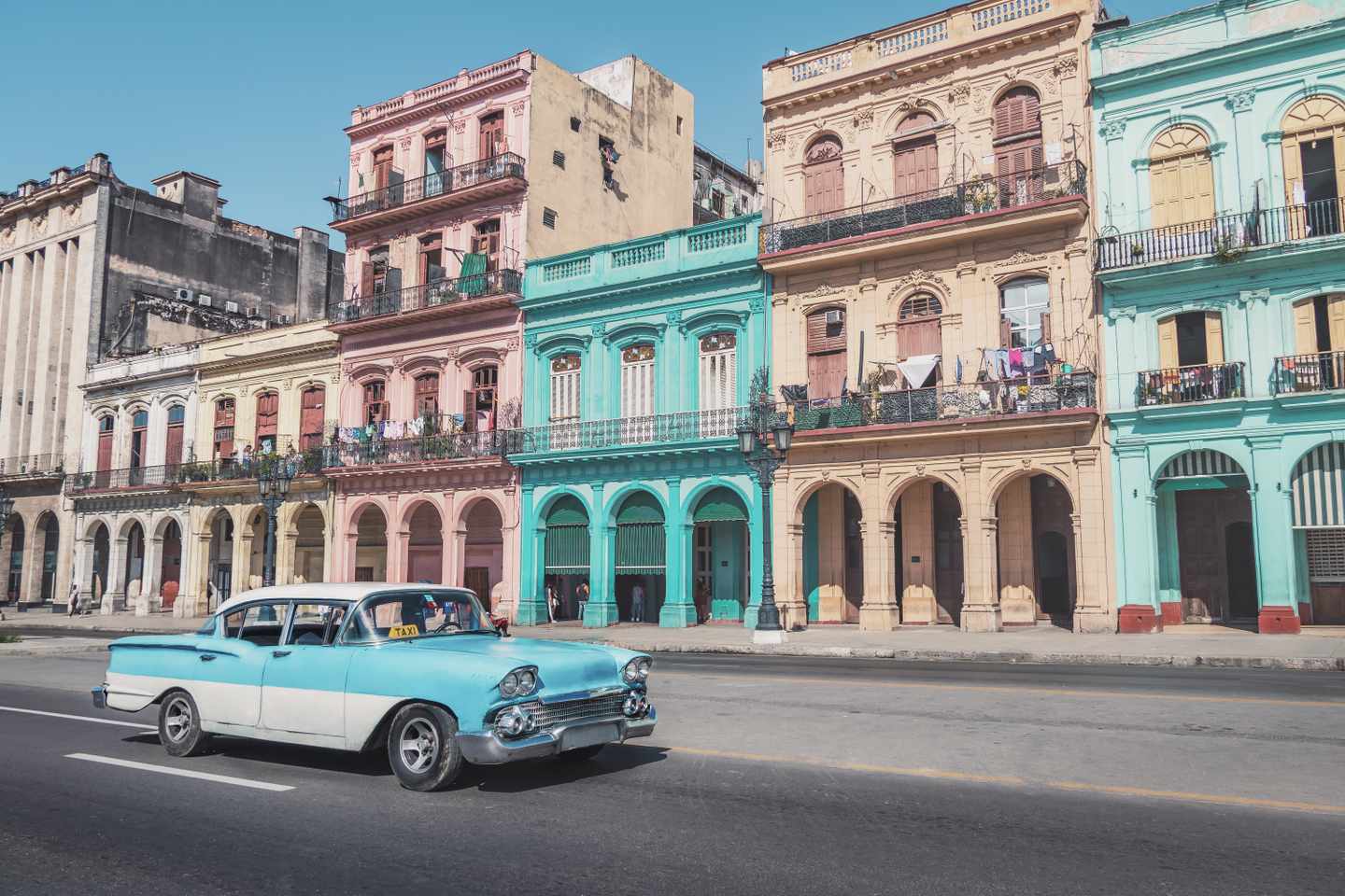 karibik-kuba-havanna-old-havanna-downtown-street-oldtimer-g-1132875715.jpg