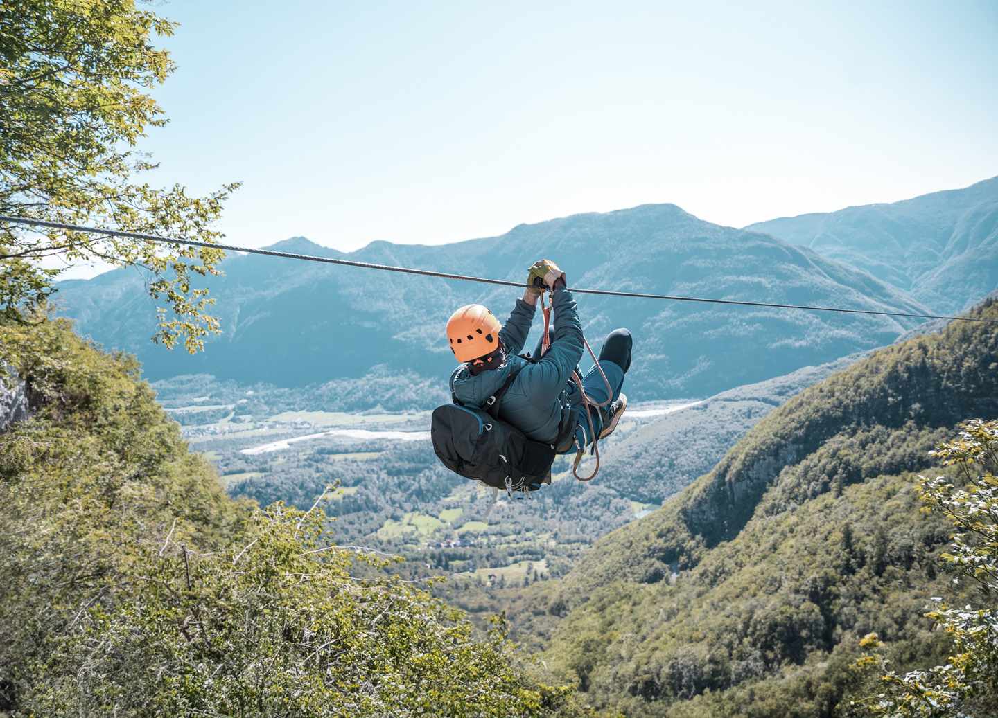 Slowenien-Gebirge-Mann-an-einer-Zipline-g-2054802161_bearbeitet.jpg
