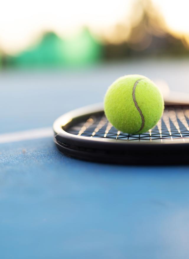 tennis-ball-schlaeger-g-2180238498.jpg
