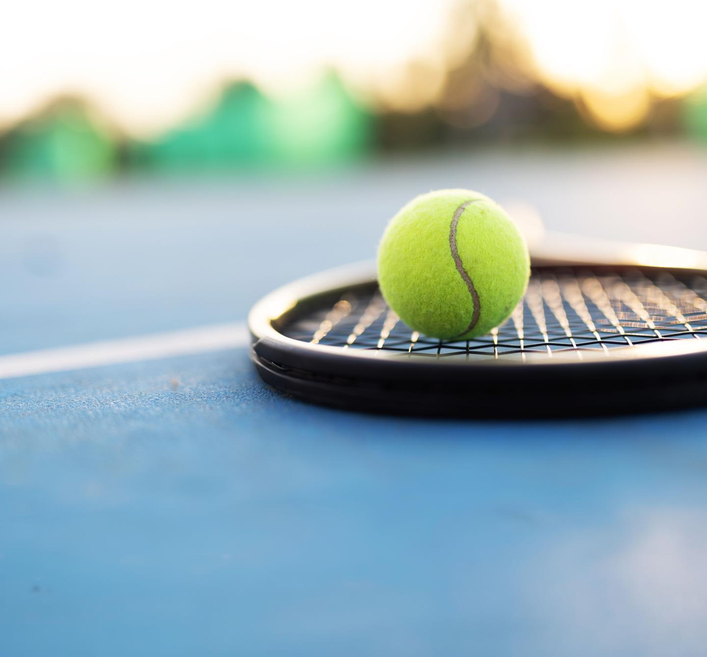 tennis-ball-schlaeger-g-2180238498.jpg
