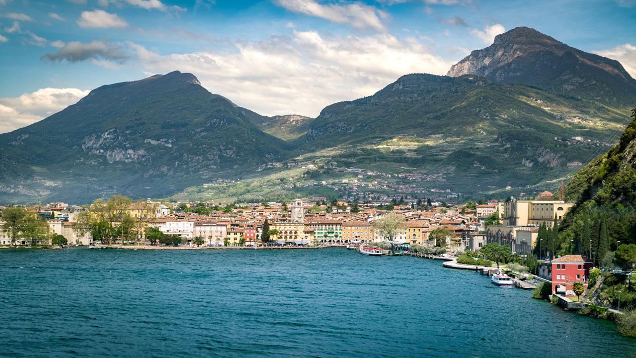 riva-del-garda-gardasee-stadtansicht-t-544479914.jpg
