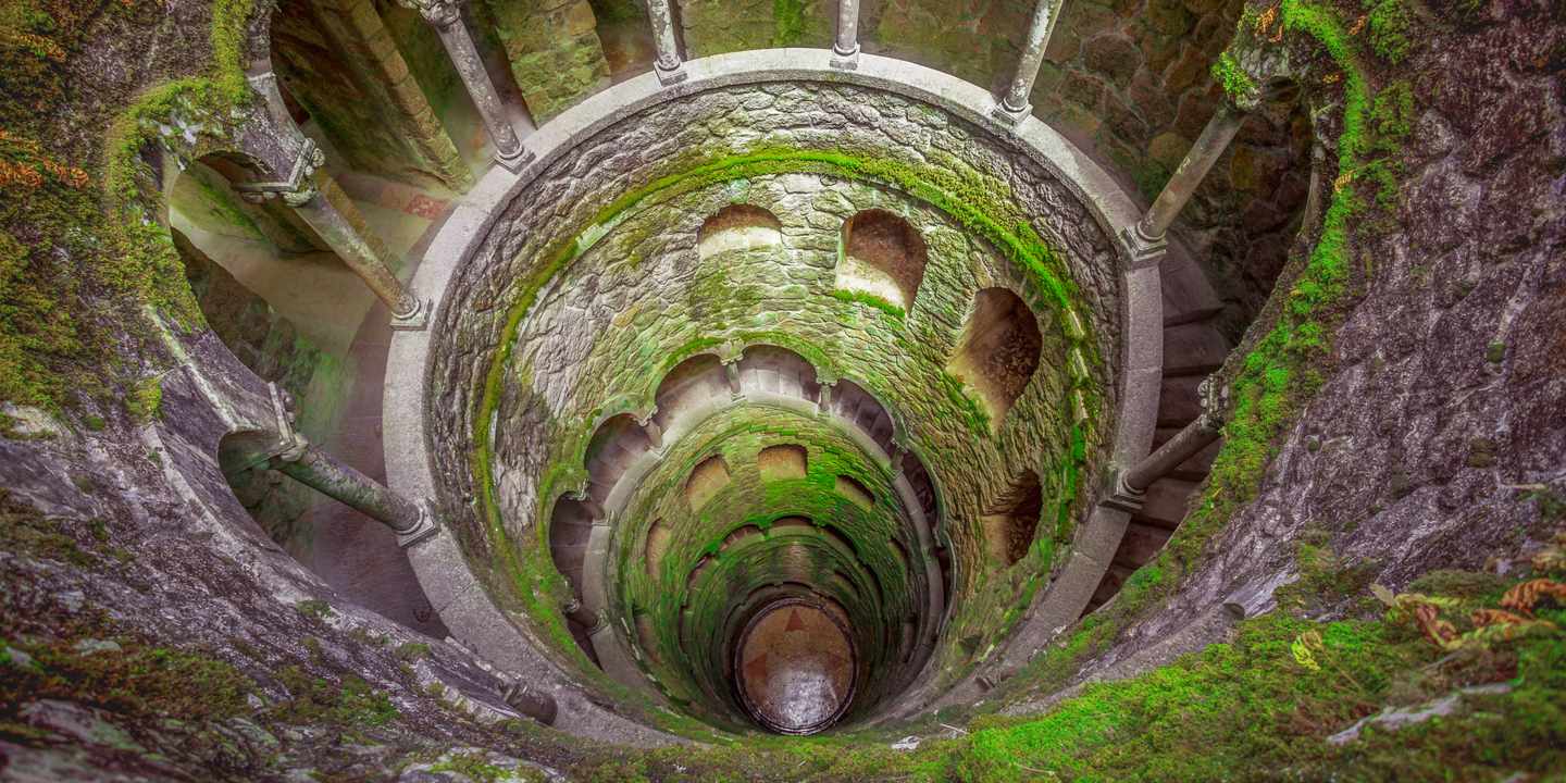 portugal-sintra-quinta-da-regaleira-initiationsbrunnen-treppe-s-110789244.jpg