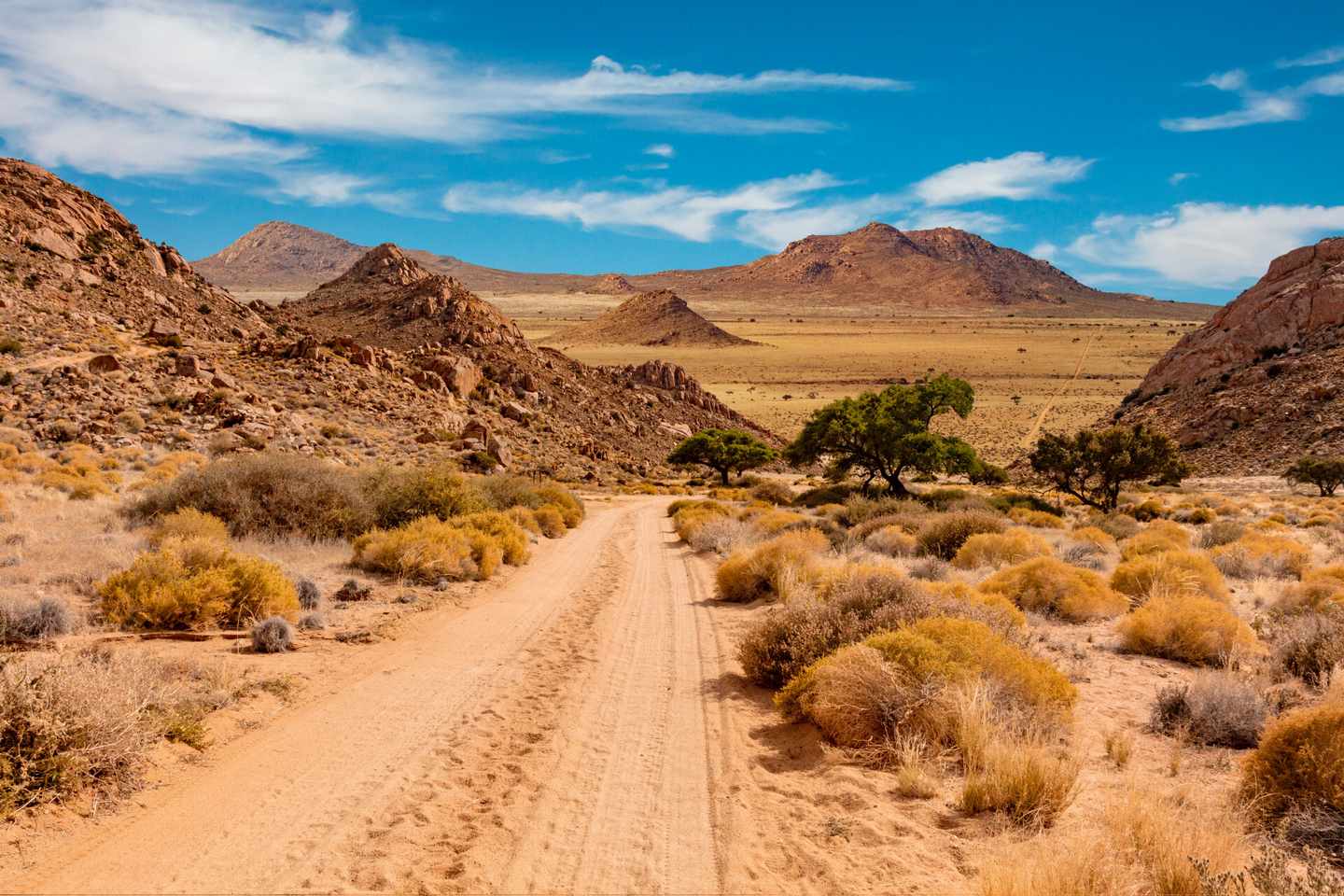 namibia-landschaft-mit-strasse-klein-g-1095481704.jpg