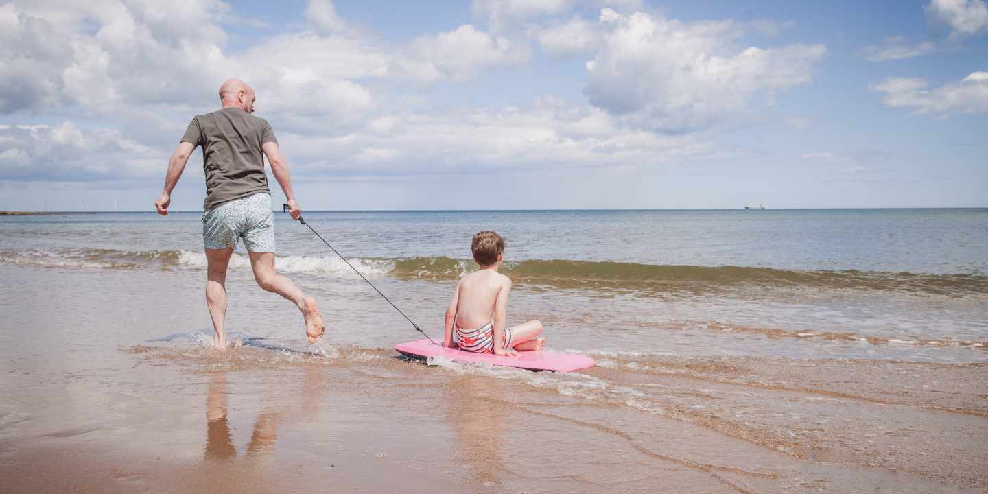 europa-deutschland-vater-und-sohn-am-strand-g-1167798356