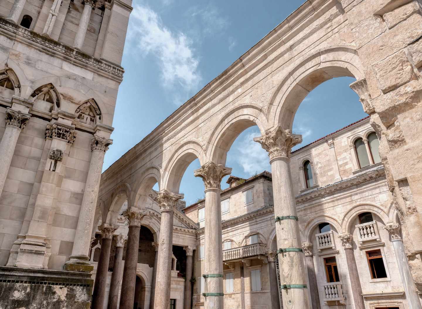 kroatien-split-roemische-architektur-peristyls-g-1475713481_bearbeitet.jpg