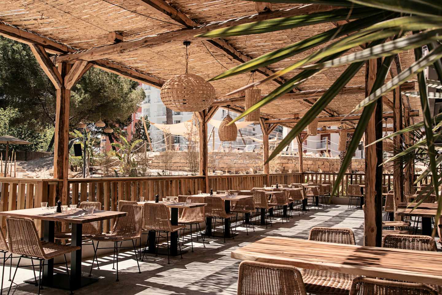 blt5381430881a7317d-spanien-mallorca-cooks-club-palma-beach-restaurant-d-1344336.jpg Schönste Hotels Mallorca: Restaurantbereich im Cook’s Club Palma Beach
