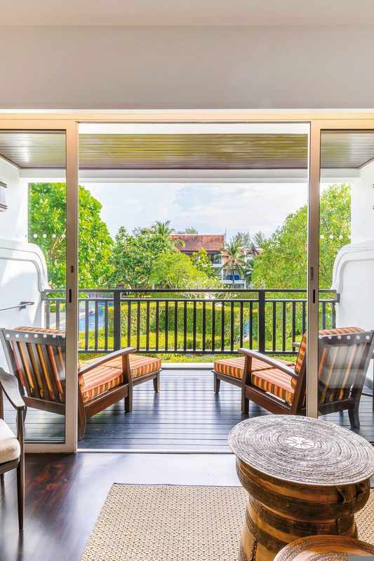 Balkon mit Liegen im JW Marriott Khao Lak Resort & Spa