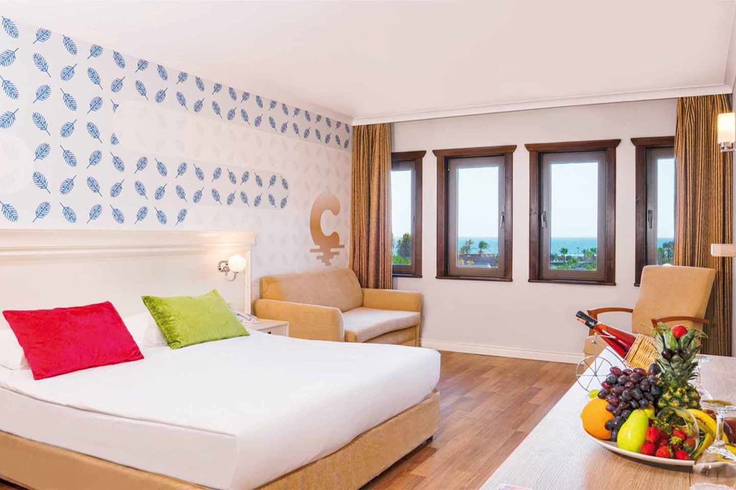 blt869f2e0055a91d25-tuerkei-calimera-serra-palace-schlafzimmer-der-atc_AYT27013B_S22_2.jpg Aquaparks Türkei Calimera Serra Palace Zimmer mit Meerblick