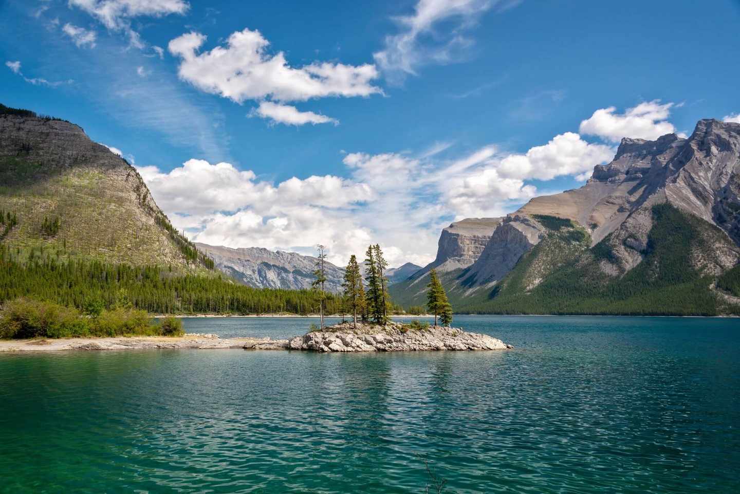 kanada-alberta-banff-nationalpark-lake-minnewanka-g-1222747699.jpg