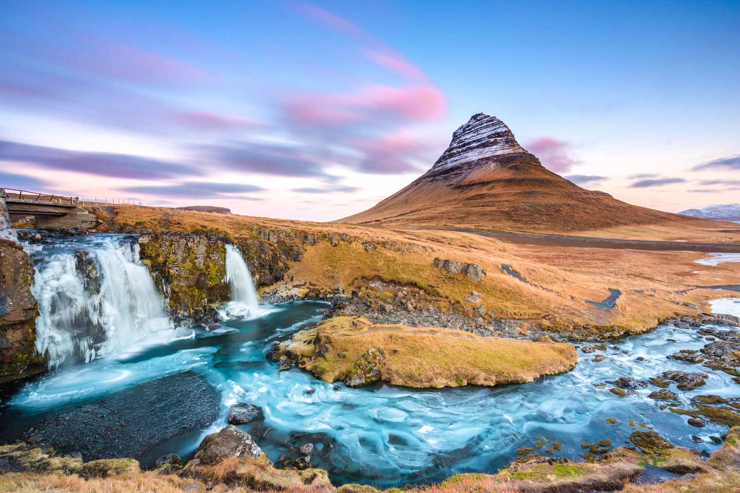 Island_Wasserfall_Kirkjufellsfoss_GettyImages-1428359869.jpg