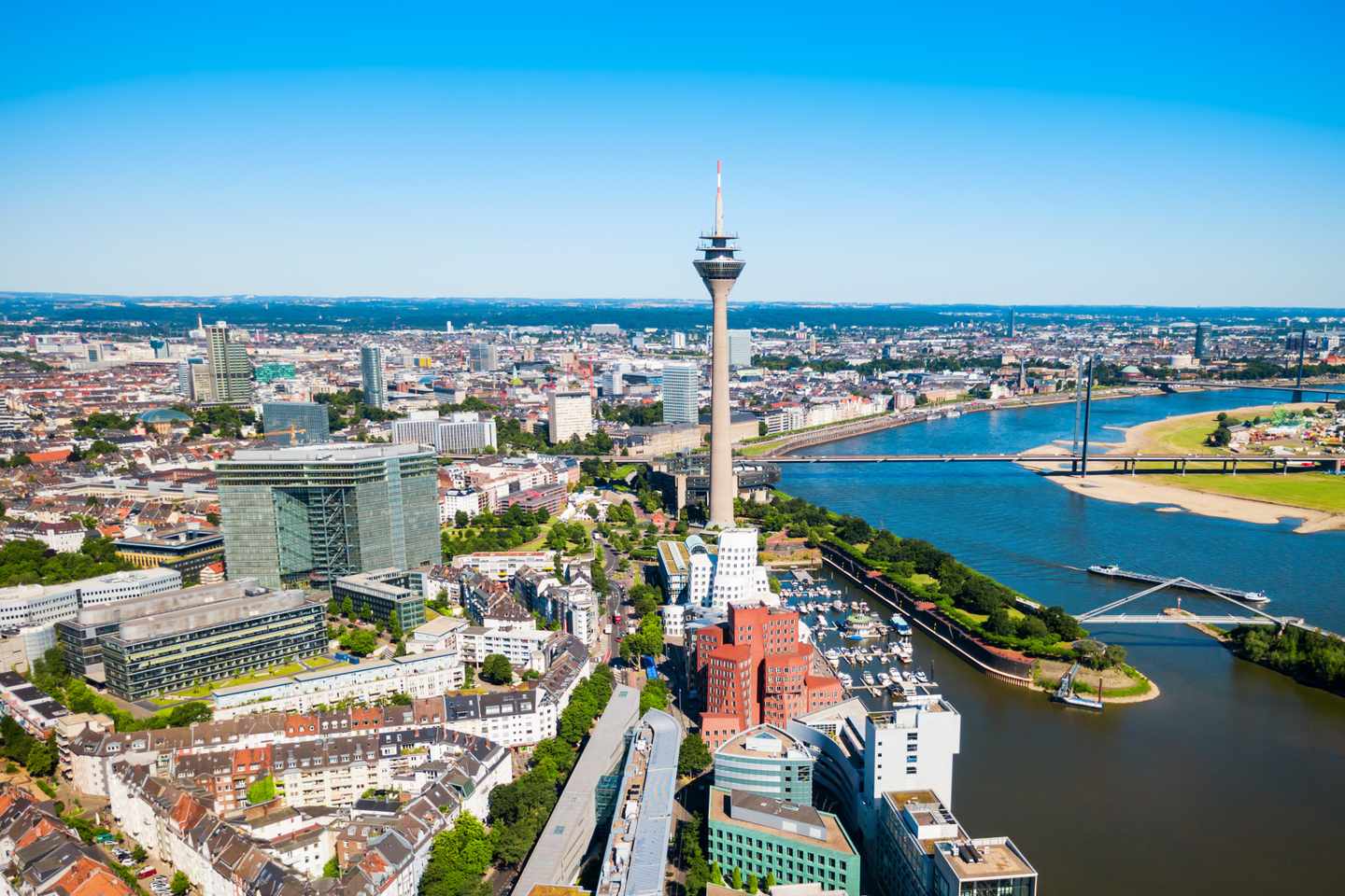 Hotel Düsseldorf Zentrum: Rheinturm und Mediahafen