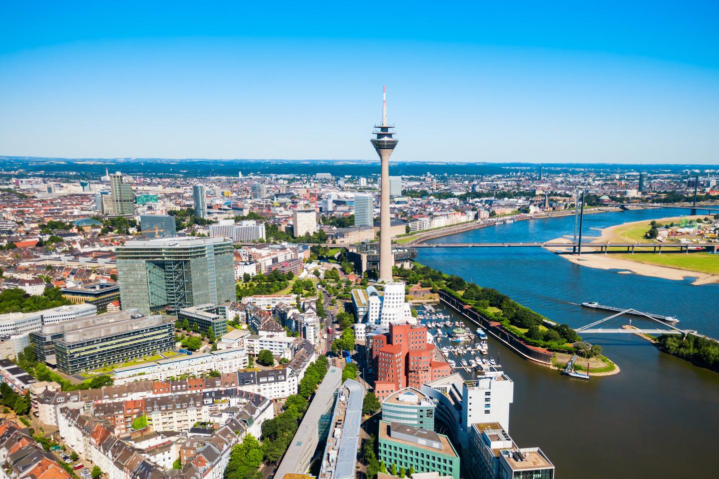 deutschland-nrw-duesseldorf-mediahafen-rheinturm-g-2171865254.jpg