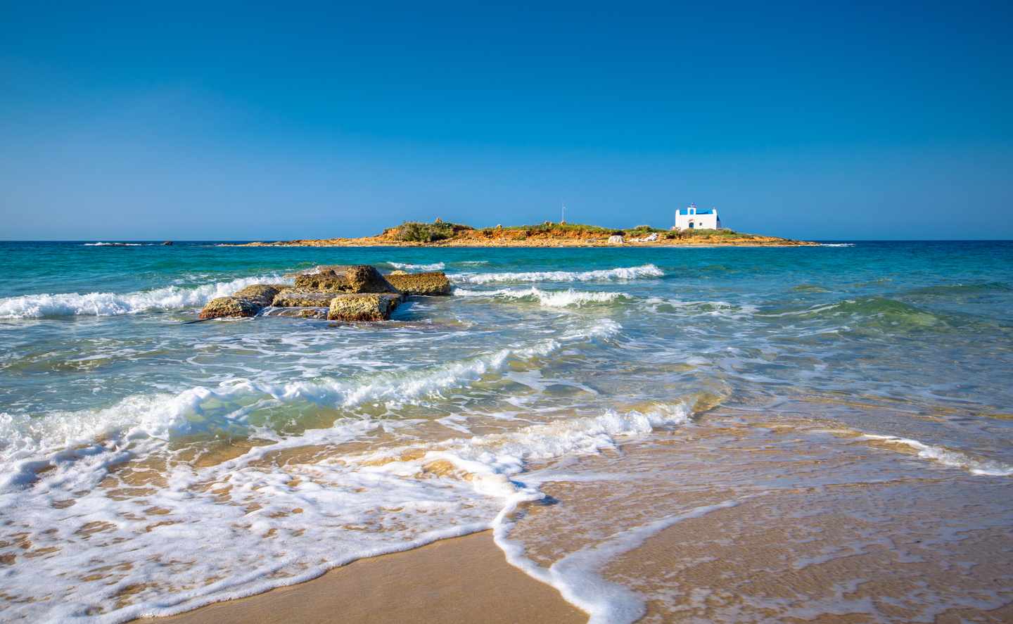 kreta-malia-kueste-mit-kleiner-insel-g-657599770.jpg