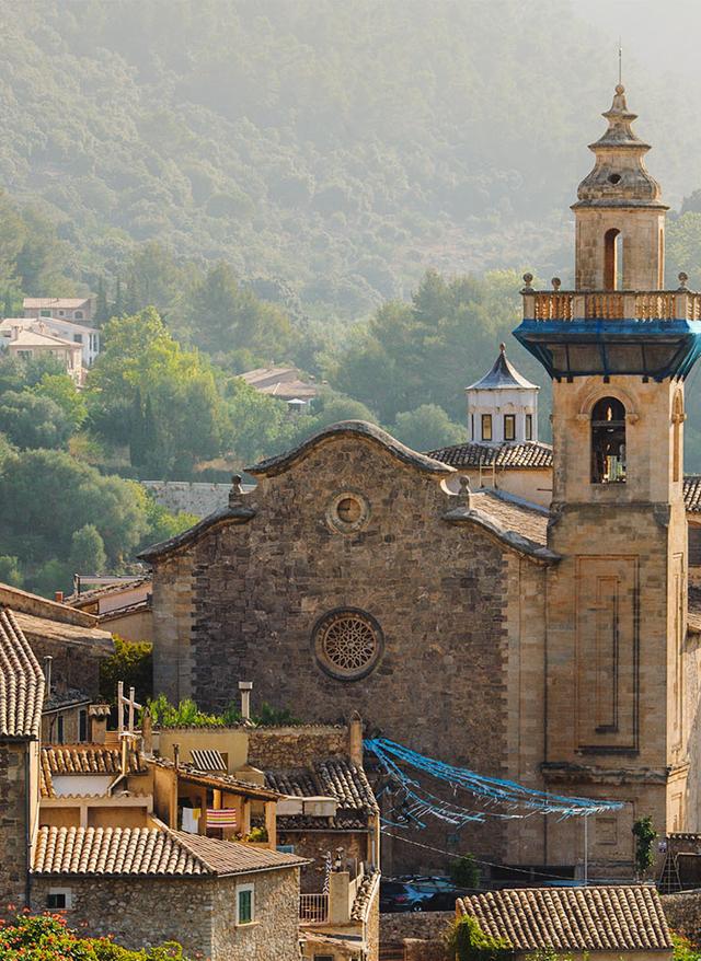 spanien-mallorca-valldemossa-panoramablick-ueber-die-stadt-bei-sonnenaufgang-g-511712991.jpg