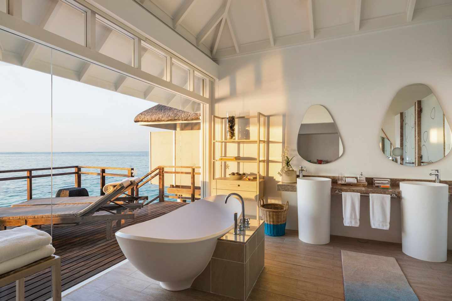 Badezimmer im LUX* South Ari Atoll