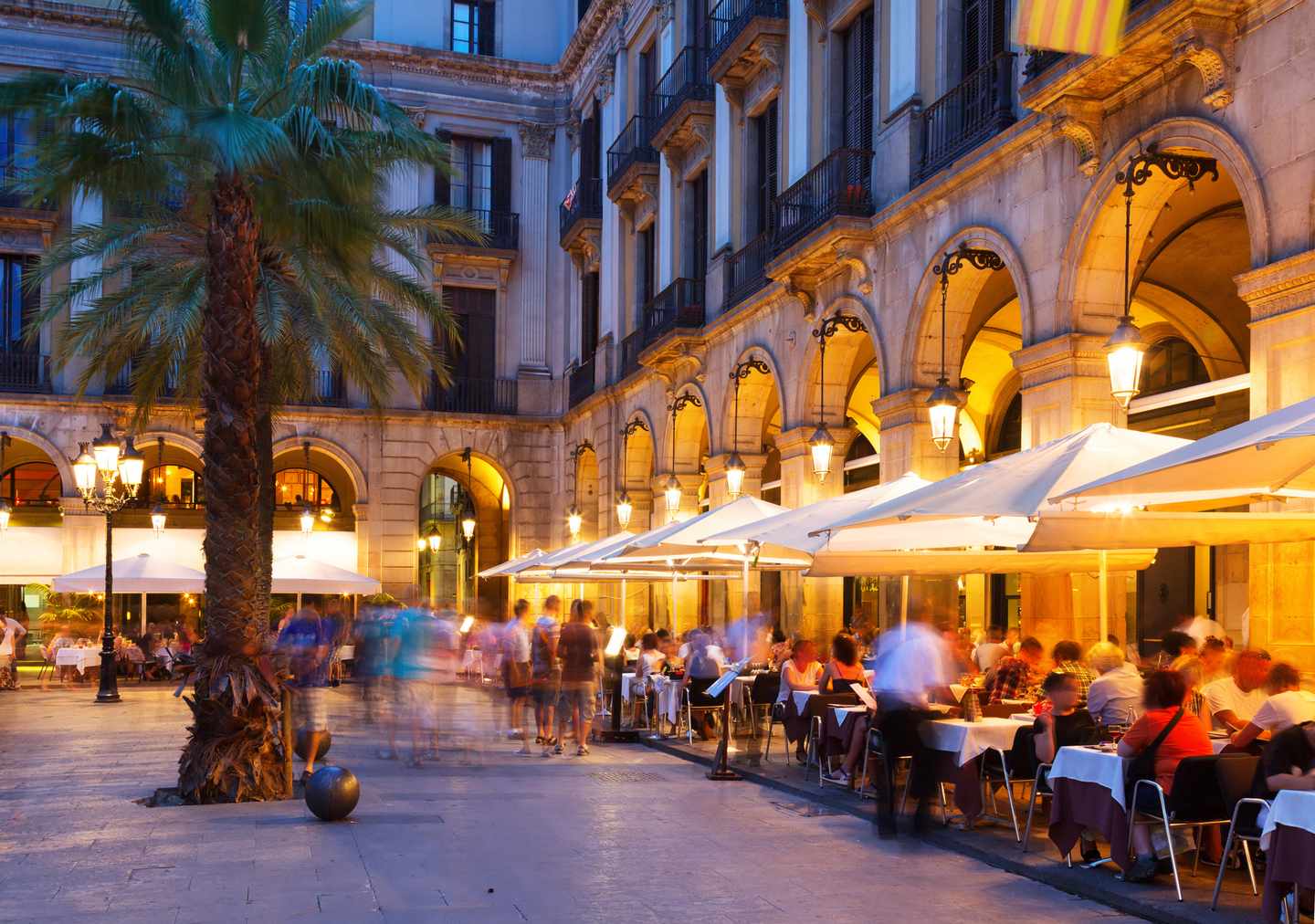 spanien-barcelona-placa-real-g-528134869.jpg