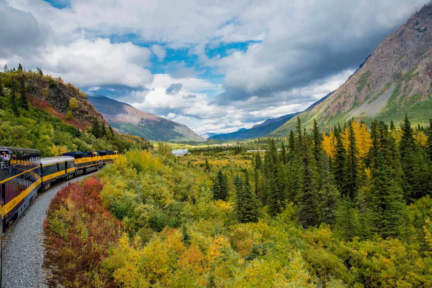 usa-alaska-denali-nationalpark-eisenbahn-t-842635448.jpg