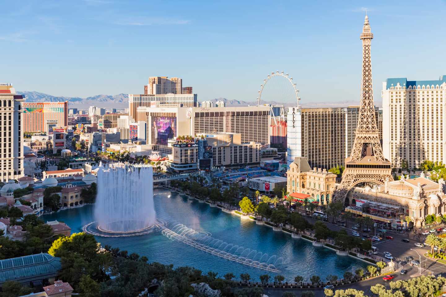 GettyImages-717166751.jpg USA Nevada Las Vegas Strip Springbrunnen des Bellagio-Hotels und Eiffelturm