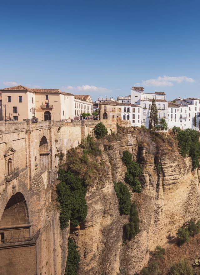 Das Beste von Andalusien Brücke in den Fels gebaut und weiße Häuser