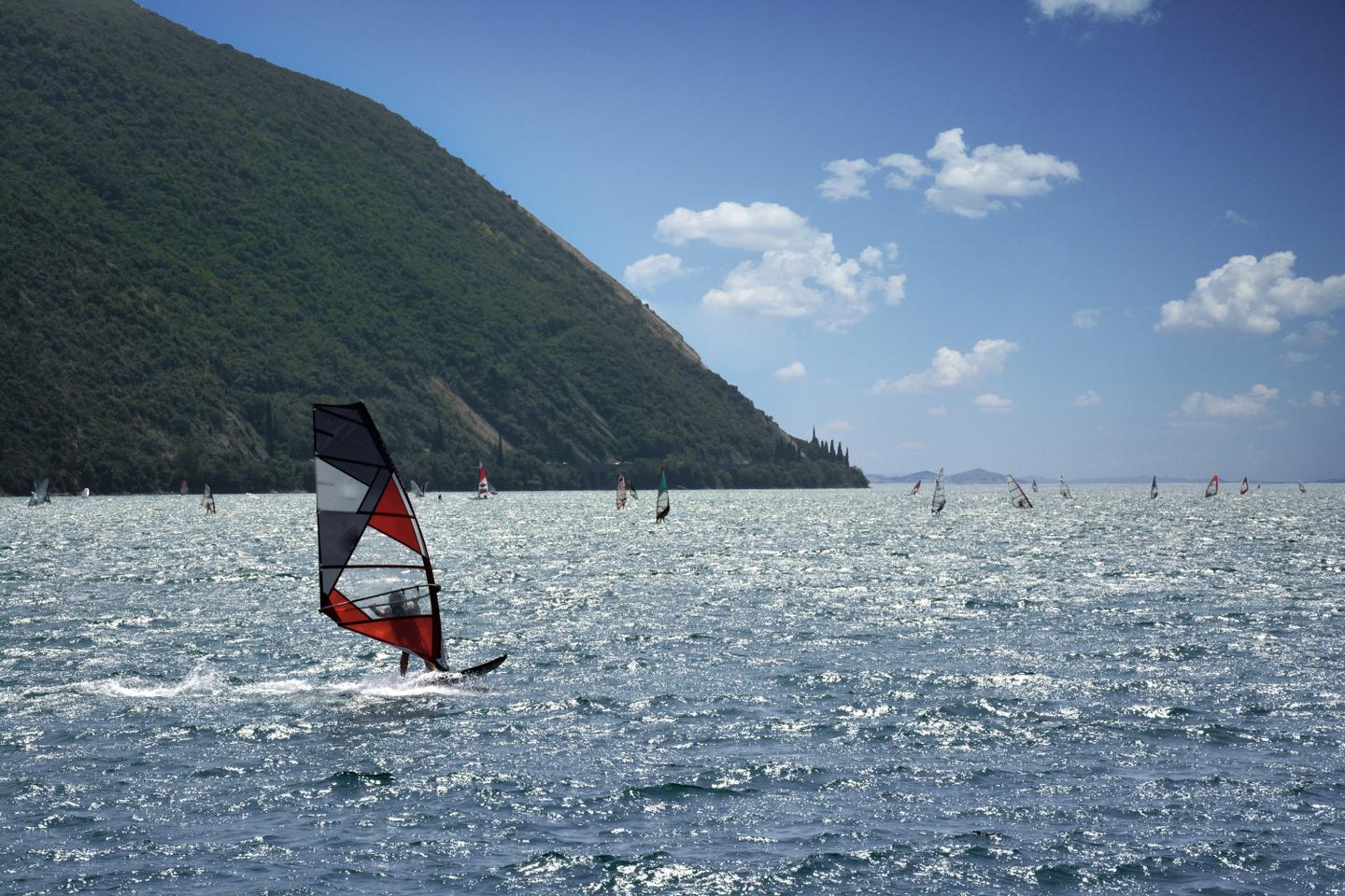 gardasee-riva-del-garda-surfen-g-968956974.jpg
