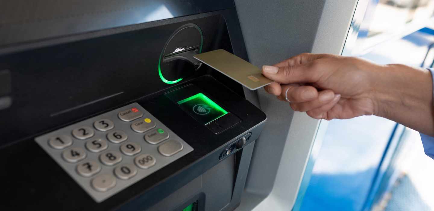 weibliche-hand-bankkarte-geldautomat-g-1674981646.jpg