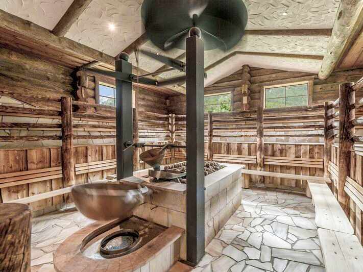 blt540a4441e00df313-oesterreich-tirol-oetztal-laengenfeld-aqua-dome-sauna-holzinterieur-therme-DER0911790.jpg Rustikale Sauna mit Holzinterieur im Aqua Dome Längenfeld im Ötztal, Tirol