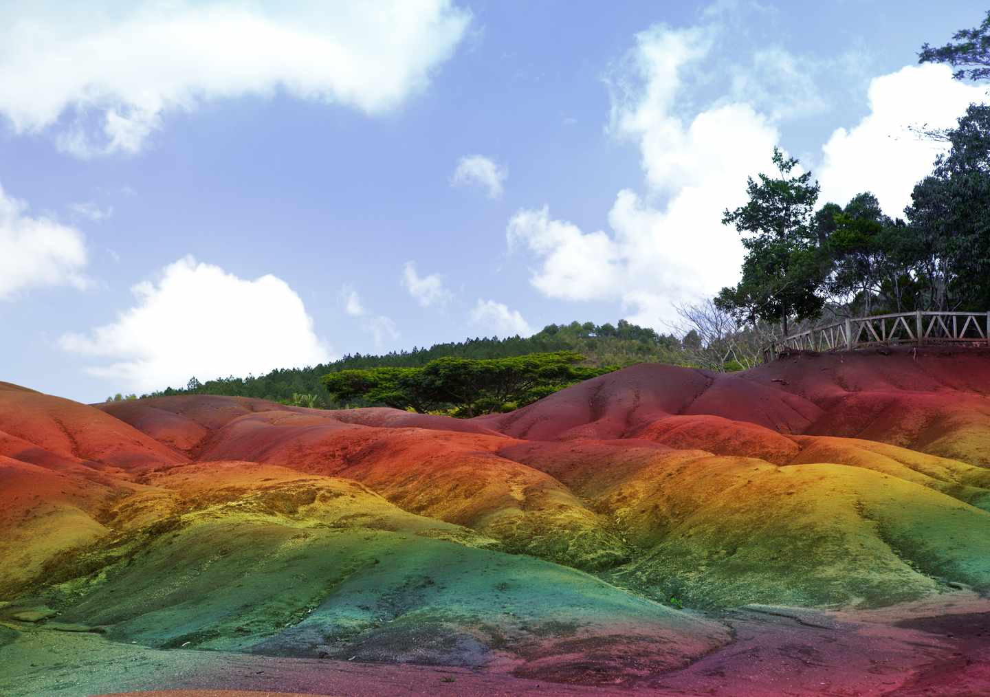 mauritius-chamarel-wichtigste-sehenswuerdigkeit-sieben-farbe-lands-g-475719508.jpg